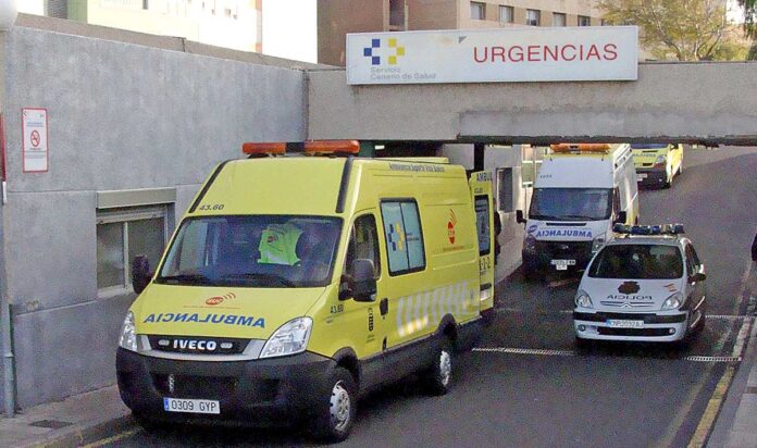 Ambulancia del SUC en Urgencias en el HUNSC.