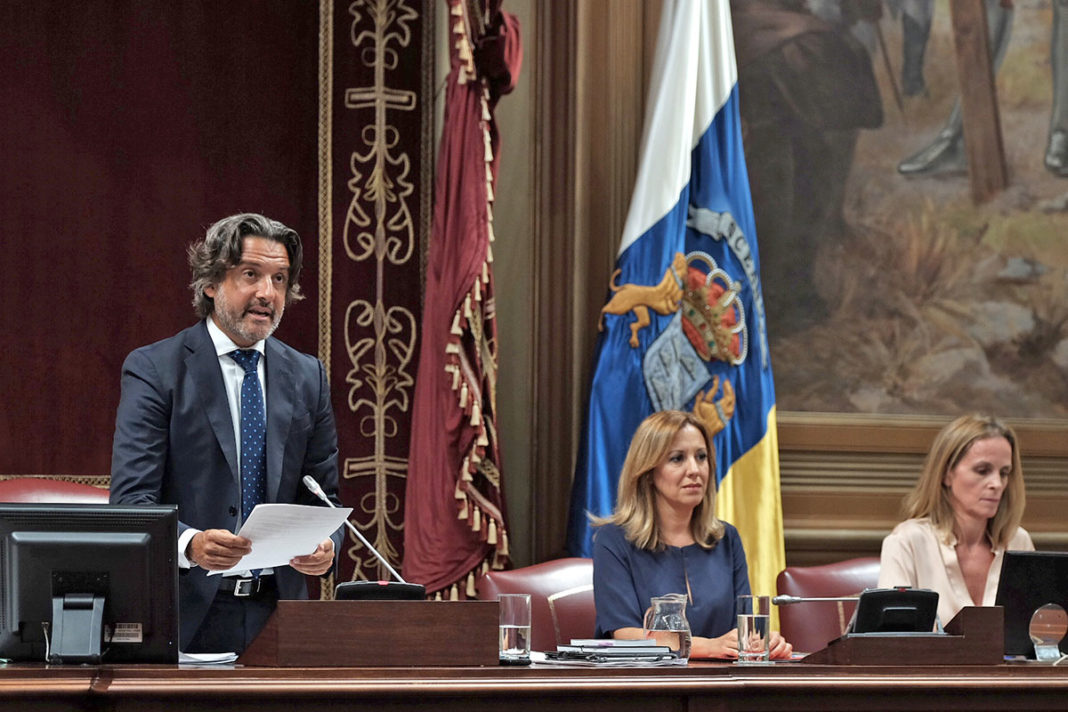Gustavo Matos, presidente del Parlamento de Canarias, en el acto de lectura de la declaración.