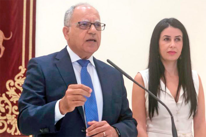 Casimiro Curbelo y Melodie Mendoza, diputados por ASG en el Parlamento de Canarias. Cedida. NOTICIAS 8 ISLAS