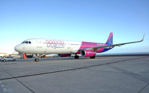 El vuelo inaugural de la ruta de Wizz Air aterrizó en el aeropuerto sureño a las 16.41 horas. Cedida. NOTICIAS 8 ISLAS.
