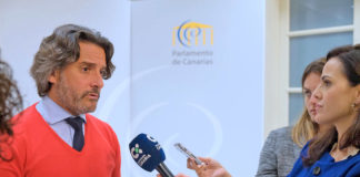 Gustavo Matos, presidente del Parlamento de Canarias, atendiendo a los medios./ Cedida. NOTICIAS 8 ISLAS.
