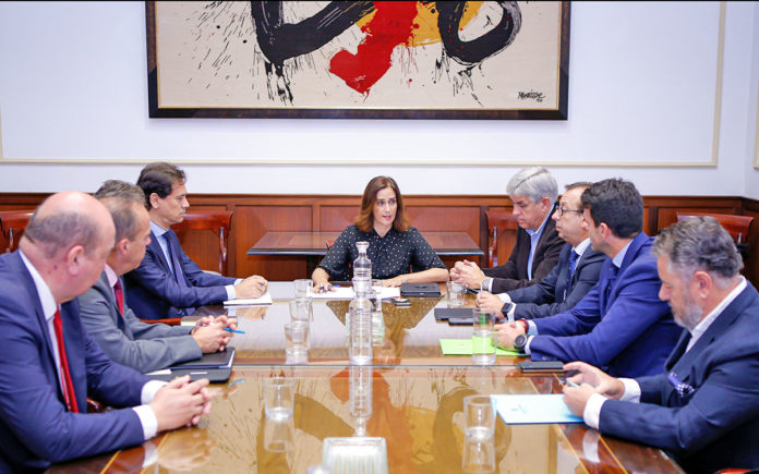 Un momento de la reunión de la concejal Marta Arocha con los responsables de las entidades financieras. Cedida. NOTICIAS 8 ISLAS.