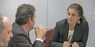La viceconsejera de Derechos Sociales, Gemma Martínez, se reune con directivos de Endesa. Quique Curbelo. NOTICIAS 8 ISLAS.