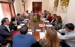 Yaiza Castilla y Casimiro Curbelo con representantes empresariales de La Gomera./ Cedida.
