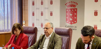 Casimiro Curbelo con los directores de Hecansa y el Servicio Canario de Empleo. Cedida. NOTICIAS 8 ISLAS.