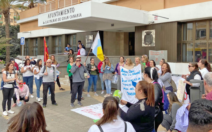 Trabajadores de las Escuelas Infantiles manifestándose en la puerta del Ayuntamiento. Cedida. NOTICIAS 8 ISLAS.
