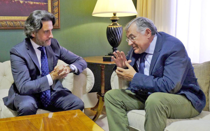 Gustavo Matos con el presidente de la Autoridad Portuaria de Santa Cruz de Tenerife, Carlos Enrique González. Cedida. NOTICIAS 8 ISLAS.