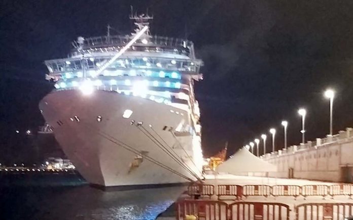 El crucero Costa Luminosa atracado en el puerto tinerfeño esta tarde./ Cedida.