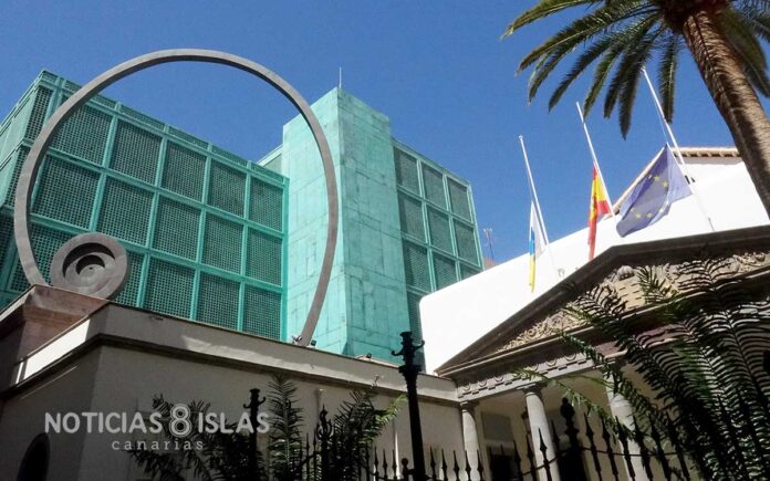 Parlamento de Canarias, Banderas a media asta. Trino Garriga. NOTICIAS 8 ISLAS.