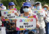 Trabajadores y usuarios de Ansina se manifiestan en las puertas del Cabildo. Trino Garriga. NOTICIAS 8 ISLAS.