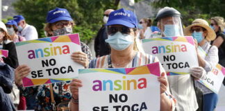 Trabajadores y usuarios de Ansina se manifiestan en las puertas del Cabildo. Trino Garriga. NOTICIAS 8 ISLAS.