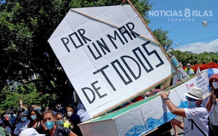 Manifestación de los trabajadores y usuarios de Ansina y del Cidemat. ©Manuel Expósito. NOTICIAS 8 ISLAS.