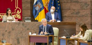 Intervención del consejero ante la comisión de Obras Públicas, Transportes y Vivienda del Parlamento de Canarias./ Cedida.