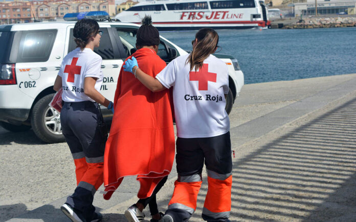Actuación de Cruz Roja con personas migrantes./ Cedida.