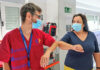 María Rosa, ingresada en el Hospital de La Candelaria, conoce a David, su enfermero durante su ingreso en la UCI./ Cedida.