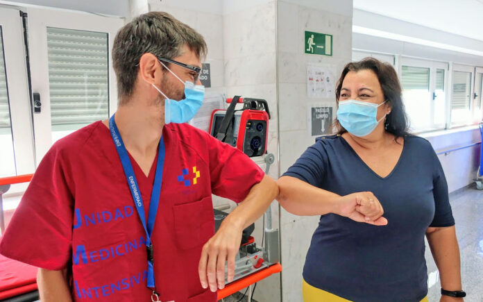 María Rosa, ingresada en el Hospital de La Candelaria, conoce a David, su enfermero durante su ingreso en la UCI./ Cedida.