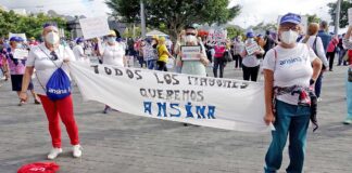 Protesta de usuarios y trabajadores de Ansina ante el Cabildo./ Cedida.