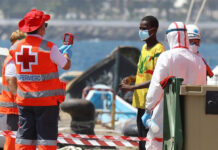 Actuación de Cruz Roja en llegada de migrantes./ Twitter - Cruz Roja Tenerife.