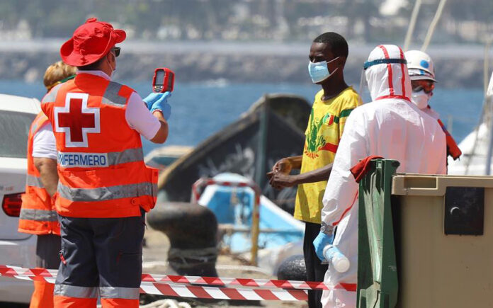 Actuación de Cruz Roja en llegada de migrantes./ Twitter - Cruz Roja Tenerife.