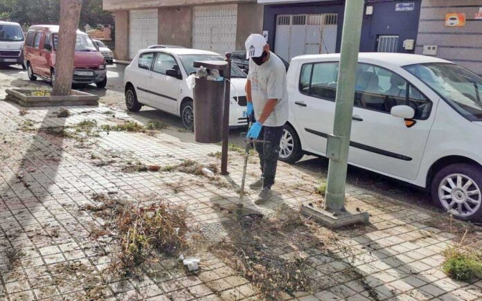 Un vecino limpiando la vía pública./ Cedida.