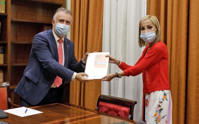 El presidente Ángel Victor Torres y María Australia Navarro portavoz del PP en el Parlamento Canario./ Cedida.