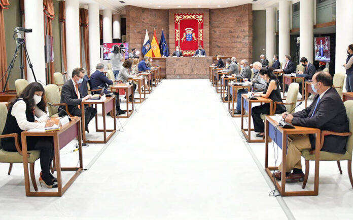 Visita de Juan González-Barba al Parlamento de Canarias./ Cedida.