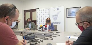 El portavoz el Cabildo, Carlos Alonso, y la diputada por Tenerife, Rosa Dávila, han comparecido hoy en rueda de prensa./ Cedida.
