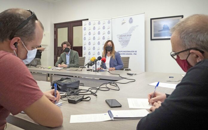 El portavoz el Cabildo, Carlos Alonso, y la diputada por Tenerife, Rosa Dávila, han comparecido hoy en rueda de prensa./ Cedida.