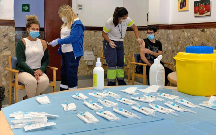 Vacunación COVID en el centro sociosanitario San Nicolás de Bari, en Gran Canaria./ Cedida.