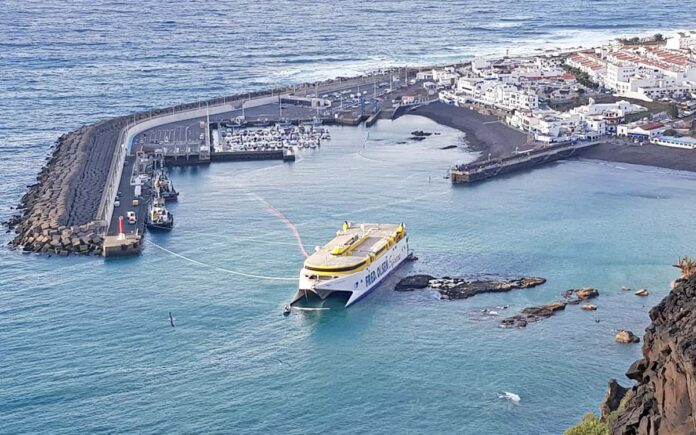 Catamarán Bentago Express encallado en el Puerto de Agaete./ Cedida.