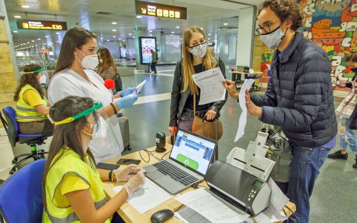 Control de pruebas diagnósticas de COVID-19 de viajeros nacionales que llegan a Canarias./ Cedida.
