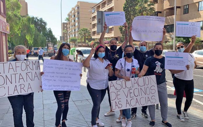 Actos de protesta organizados por el colectivo de afectados ante la sede del Instituto Canario de Vivienda./ Cedida.