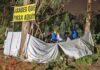 Migrantes acampados en los exteriores del Campamento de Las Raíces./ Cedida.