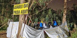 Migrantes acampados en los exteriores del Campamento de Las Raíces./ Cedida.