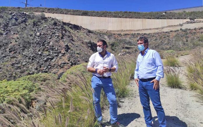 Manuel Fernández y Juan Carlos Martínez visitando uno de los taludes./ Cedida.