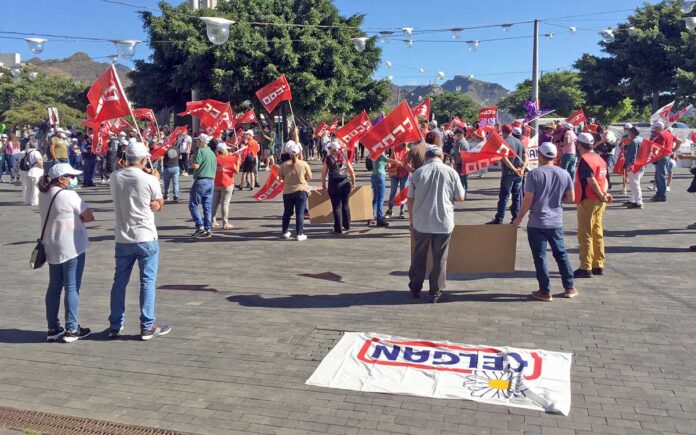 Los trabajadores de JSP se han manifestado hoy (sábado 10) a las puertas del Cabildo./ Cedida.