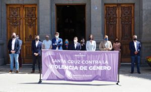 La Corporación guardó un minuto de silencio en memoria y repulsa por la muerte de la mujer de 85 años asesinada en Las Palmas de Gran Canaria./ Cedida.