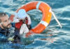 Guardias civiles del GEAS y la ARS salvan la vida de decenas de menores que llegaban a Ceuta por mar junto a sus familias./ Foto, Guardia Civil.