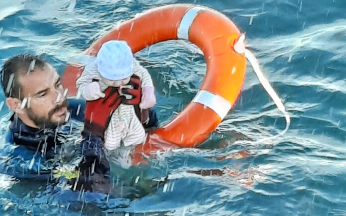 Guardias civiles del GEAS y la ARS salvan la vida de decenas de menores que llegaban a Ceuta por mar junto a sus familias./ Foto, Guardia Civil.