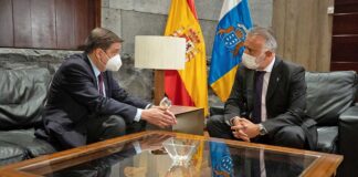 El presidente de Canarias, Ángel Víctor Torres, se reunió esta mañana con el ministro de Agricultura, Pesca y Alimentación, Luis Planas./ Cedida.