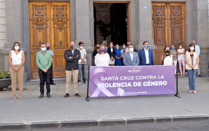 Minuto de silencio respondiendo a la convocatoria contra la violencia machista realizada por la Federación Española de Municipios y Provincias (FEMP)./ Cedida.