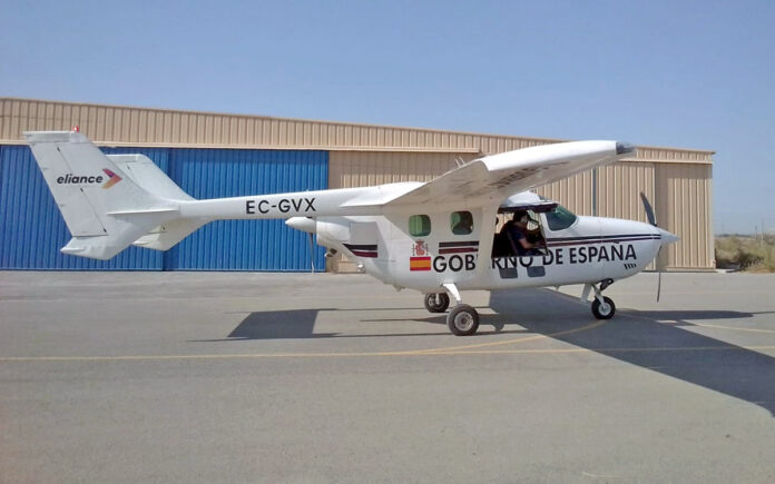 El avión, modelo Cessna 337G Skymaster, partió este mismo viernes a primera hora de la mañana desde su base en Muchamiel, en Alicante./ Cedida.