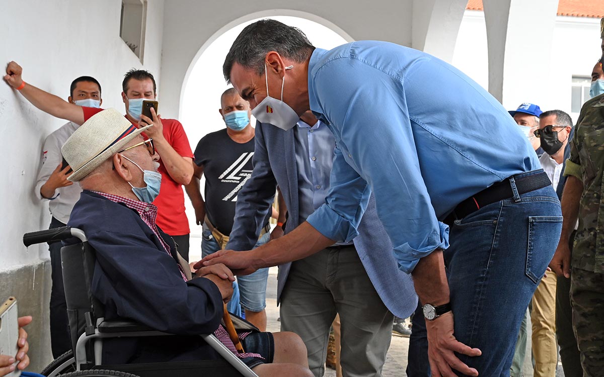 Sánchez traslada el compromiso del Gobierno con la recuperación de las zonas y familias afectadas por la erupción
