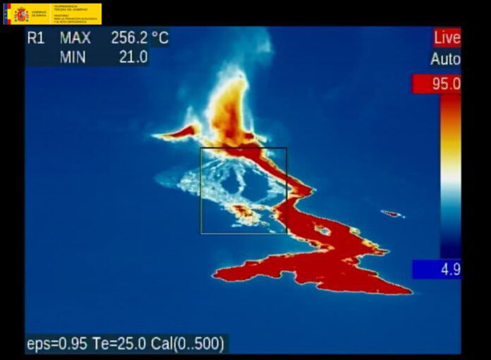 Imágene tomada esta mañana por el avión de coordinación y observación (ACO - @mitecogob) de la actividad volcánica en estos momentos en la zona de la #ErupciónLaPalma.