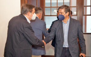 Apretón de manos entre Luis Planas y Domingo Martín, presidente de ASPROCAN./ Cedida.