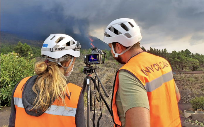 Personal del INVOLCAN trabajando en la erupción de Cumbre Vieja en La Palma./ INVOLCAN.