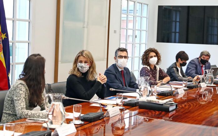 Reunión hoy de la Comisión Interministerial para la Ejecución del Plan Especial para la Reconstrucción de La Palma./ Pool Moncloa / Fernando Calvo.
