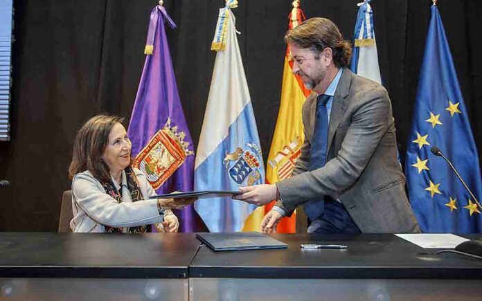 Firma del convenio entre el Ministerio de Defensa y el Cabildo de Tenerife./ Cedida.