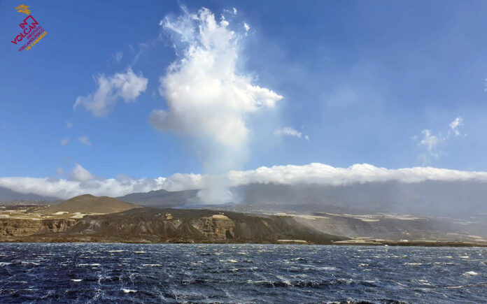 Vista del penacho eruptivo desde la patrullera de la @guardiacivil / @involcan