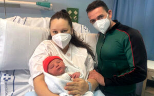 Erick, el segundo bebé de Canarias, con sus padres.